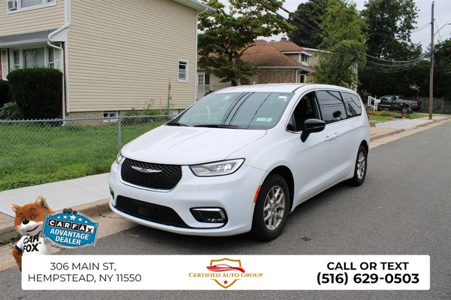 Used 2025 Chrysler Pacifica Select FWD image 3