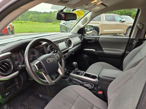 Used 2017 Toyota Tacoma SR5 AWD/4WD image 12