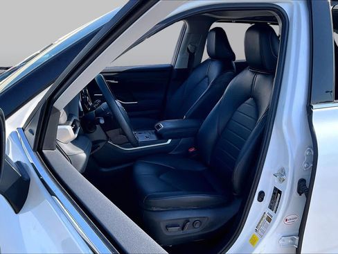 Used 2022 Toyota Highlander XLE FWD image 7
