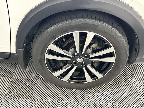 Used 2018 Nissan Kicks SV FWD image 11