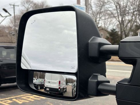 Used 2023 Nissan Titan SV w/ SV Convenience Package image 29