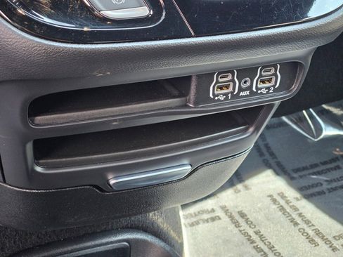 Used 2025 Chrysler Pacifica Select image 29