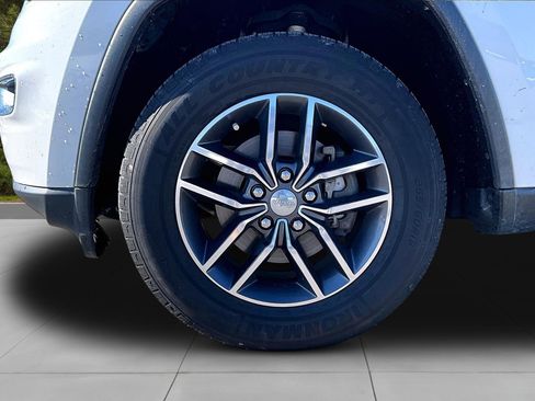 Used 2018 Jeep Grand Cherokee Limited image 36