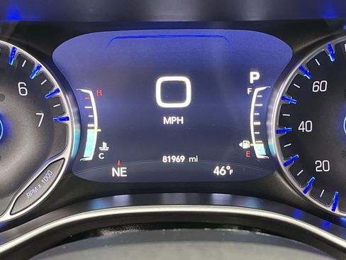 Used 2024 Chrysler Pacifica Touring-L image 15