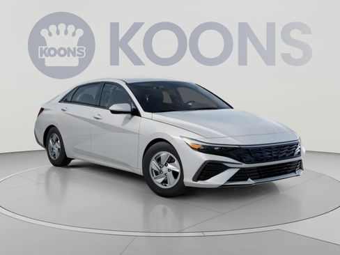 New 2026 Hyundai Elantra SE FWD image 2