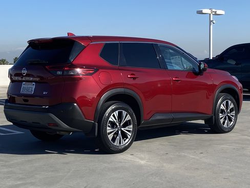 Used 2021 Nissan Rogue SV image 3