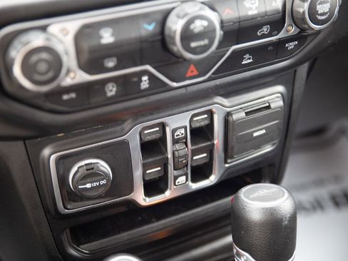 Used 2022 Jeep Gladiator Willys image 17