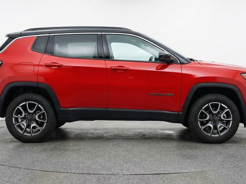 Used 2025 Jeep Compass Trailhawk AWD/4WD image 11