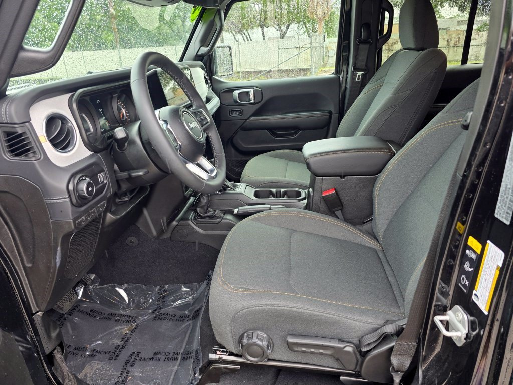 Used 2026 Jeep Wrangler Unlimited Sahara AWD/4WD image 15