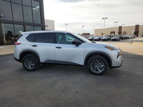 Used 2024 Nissan Rogue S image 8