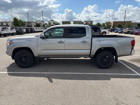 Used 2021 Toyota Tacoma SR5 RWD image 2