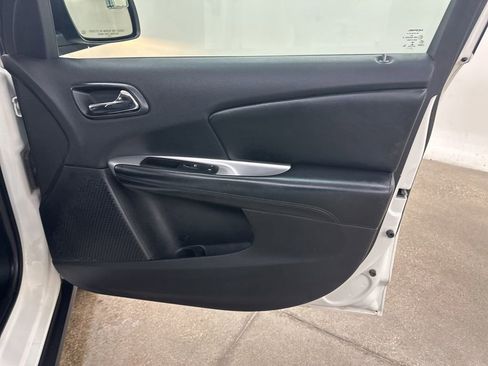 Used 2014 Dodge Journey SXT w/ Flexible Seating Group image 19