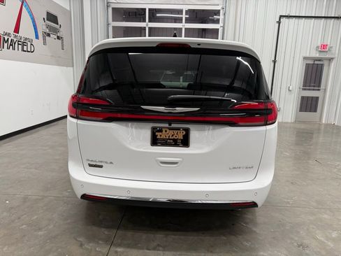 New 2026 Chrysler Pacifica Limited FWD image 4