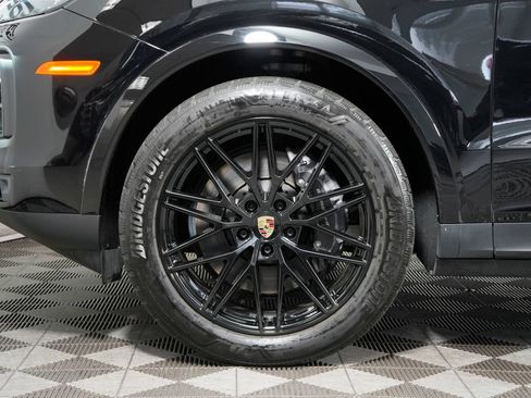 Certified 2024 Porsche Cayenne w/ Premium Package AWD/4WD image 13