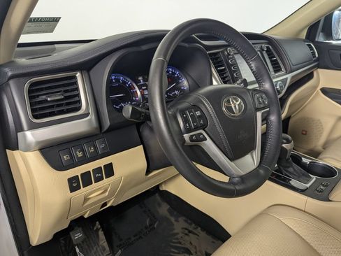 Used 2014 Toyota Highlander Limited w/ Driver Technology Package FWD image 11