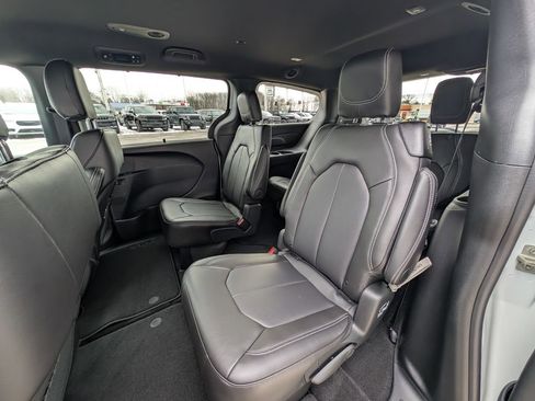 New 2026 Chrysler Pacifica Select image 14