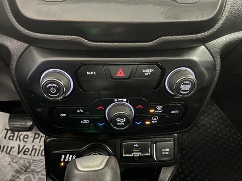 Used 2018 Jeep Renegade Latitude w/ Safety & Security Group image 28