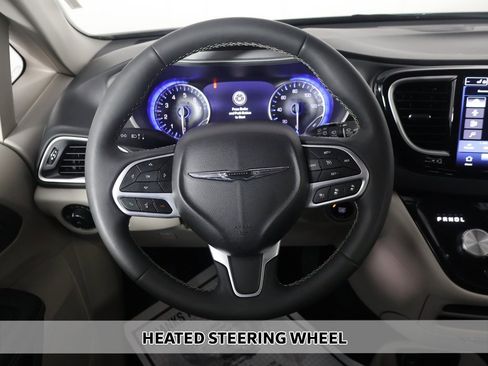 Used 2024 Chrysler Pacifica Touring-L image 8