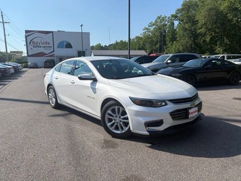 Used 2018 Chevrolet Malibu LT w/ Leather Package FWD image 2