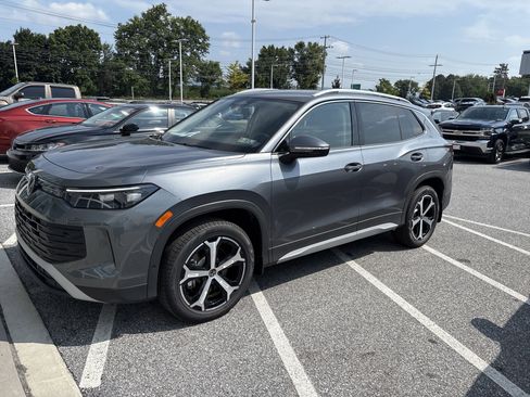 New 2025 Volkswagen Tiguan SE image 3