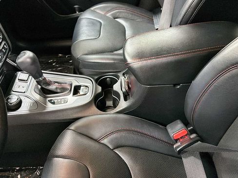 Used 2019 Jeep Cherokee Trailhawk AWD/4WD image 23