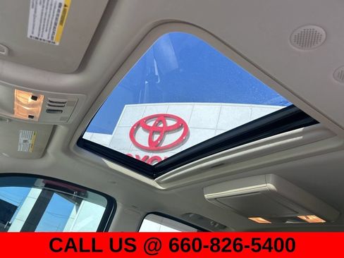 Used 2011 Cadillac Escalade Platinum AWD/4WD image 19
