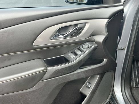 Used 2019 Chevrolet Traverse LT FWD image 16