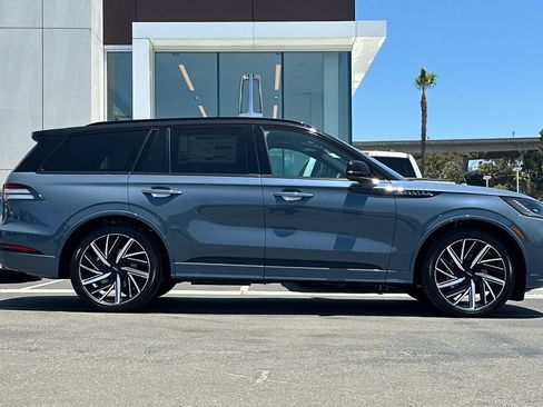 New 2026 Lincoln Aviator Black Label w/ Black Label Special Edition AWD/4WD image 2