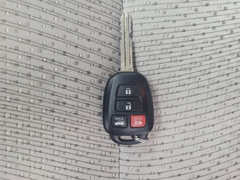 Used 2014 Toyota Camry LE FWD image 32