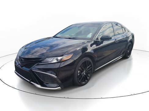 Used 2022 Toyota Camry XSE FWD image 3
