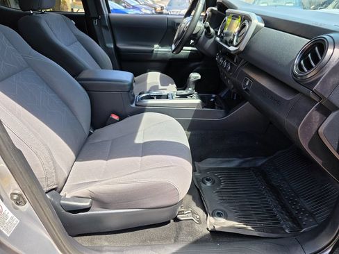 Used 2017 Toyota Tacoma TRD Sport w/ Tow Package RWD image 15