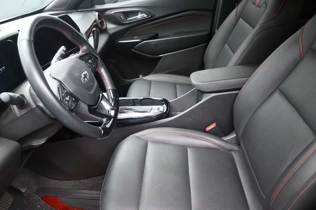 Used 2025 Chevrolet Trax RS w/ Sunroof Package FWD image 12