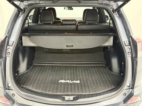 Used 2017 Toyota RAV4 SE image 40