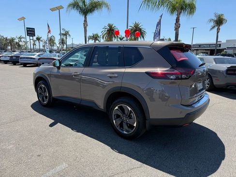 Certified 2024 Nissan Rogue SV FWD image 4