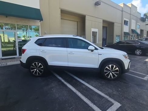 Used 2023 Volkswagen Taos SE image 2