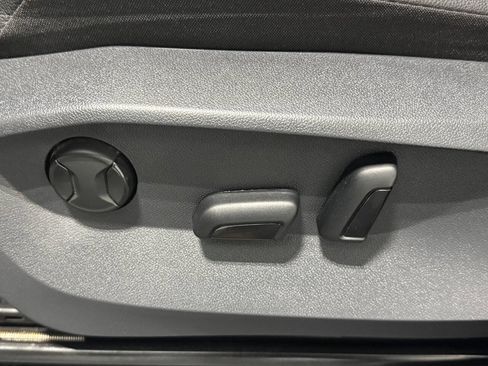 Used 2023 Volkswagen Tiguan SE AWD/4WD image 9