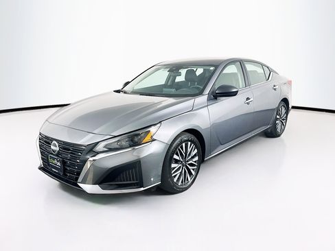 Used 2025 Nissan Altima 2.5 SV image 3