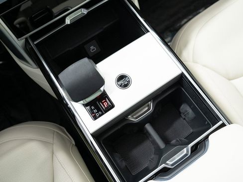 Used 2025 Land Rover Range Rover SE image 35