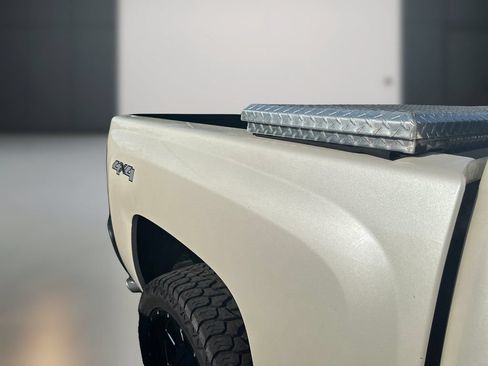 Used 2013 Chevrolet Silverado 1500 LTZ w/ LTZ White Diamond Edition AWD/4WD image 12
