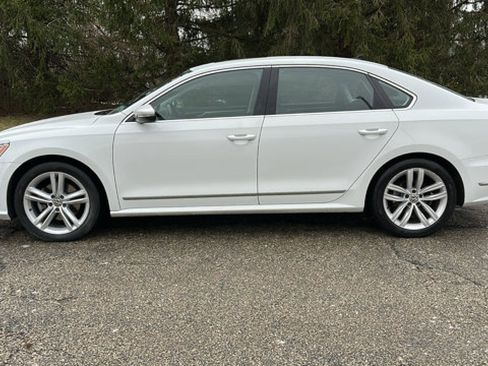 Used 2018 Volkswagen Passat 2.0T SEL Premium image 28
