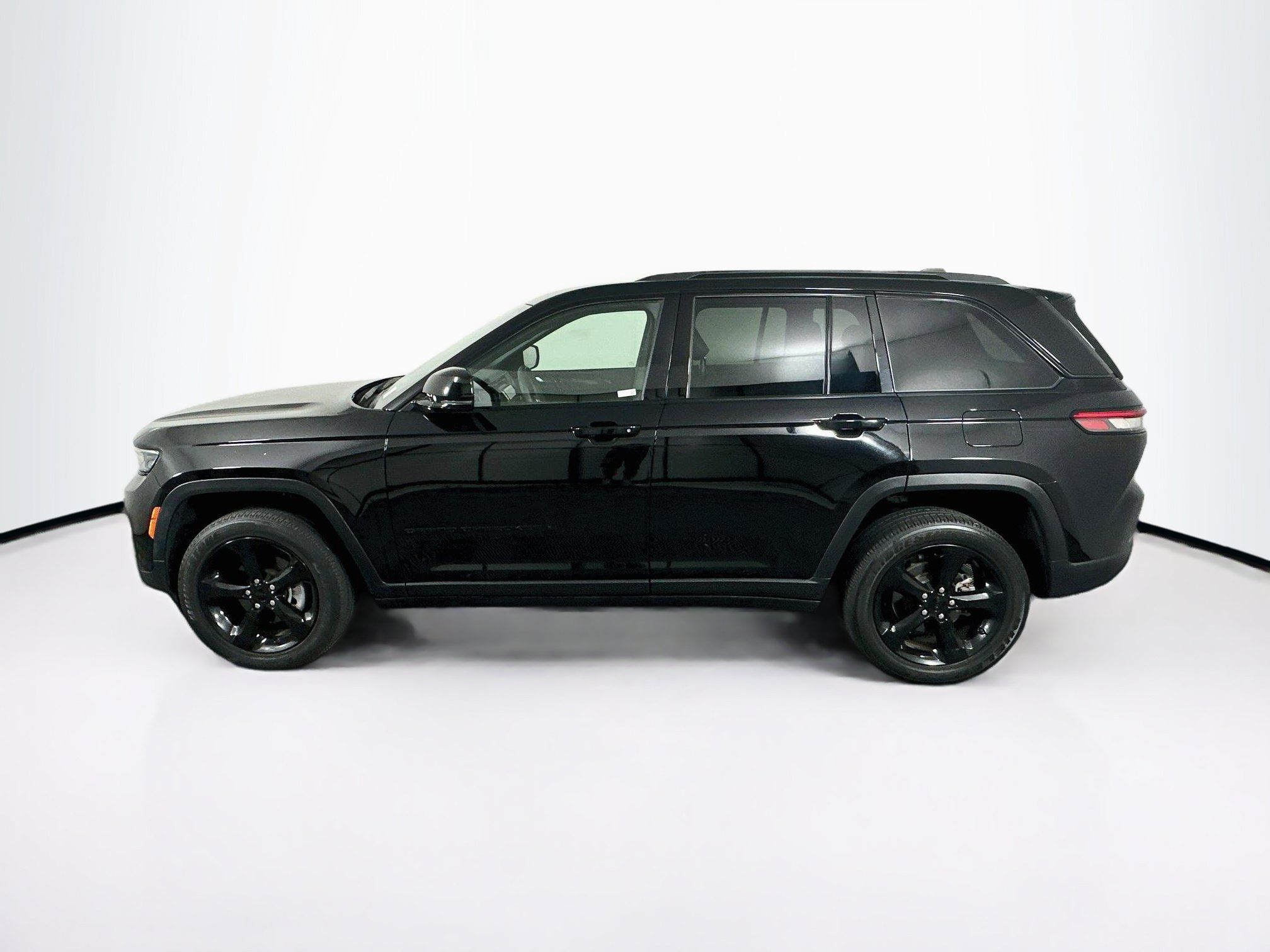 Used 2023 Jeep Grand Cherokee Altitude RWD image 4