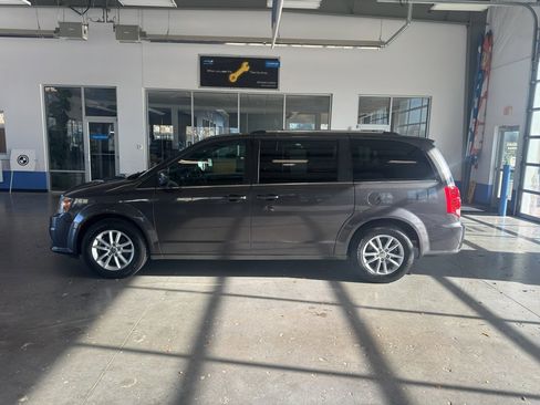 Used 2019 Dodge Grand Caravan SXT image 2