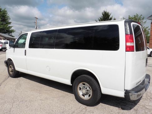 Used 2007 Chevrolet Express 3500 Extended Passenger RWD image 2