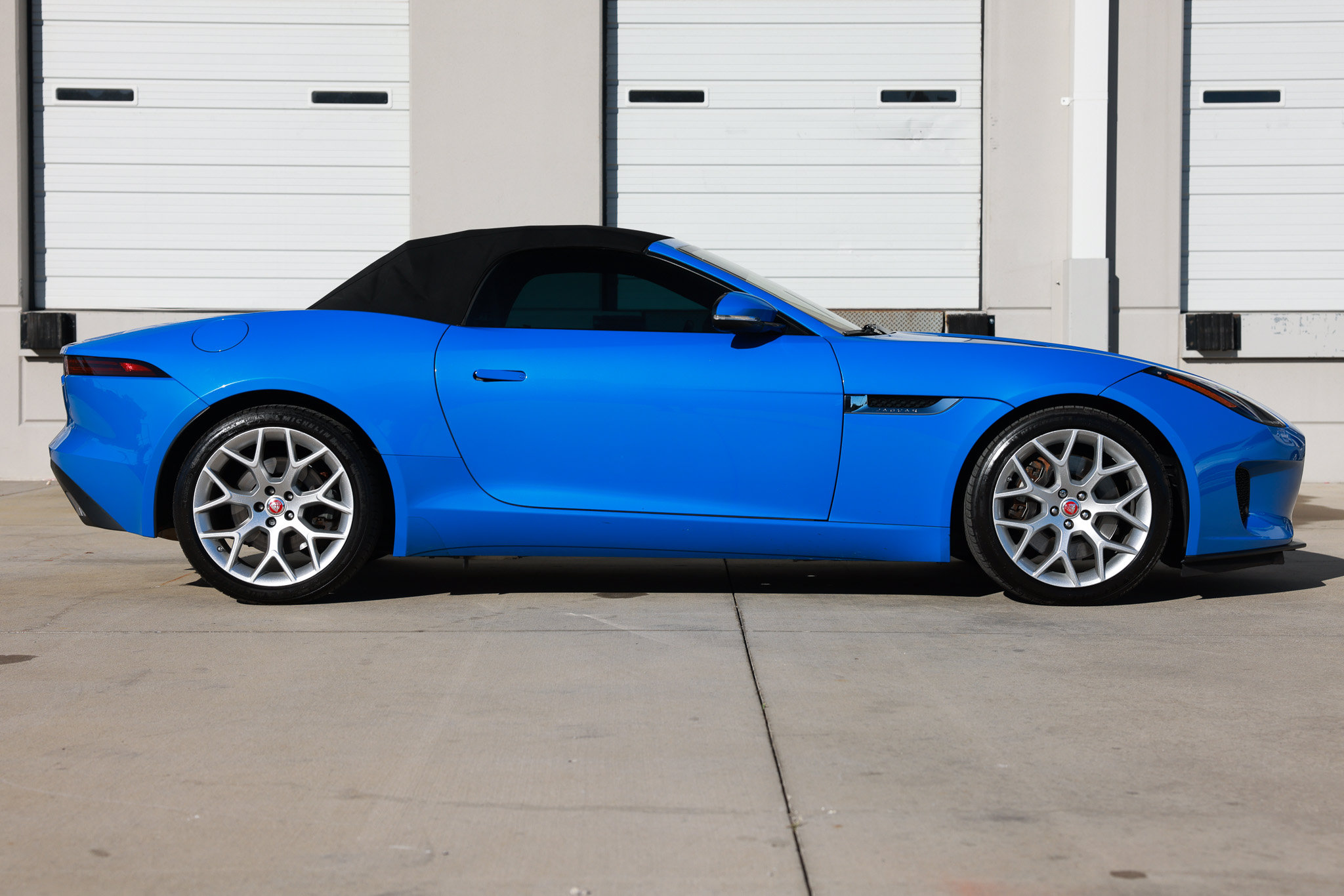 Used 2018 Jaguar F-TYPE Convertible RWD image 17