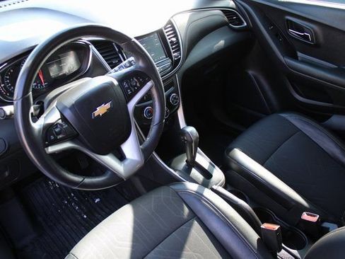 Used 2022 Chevrolet Trax LT w/ LT Convenience Package FWD image 2