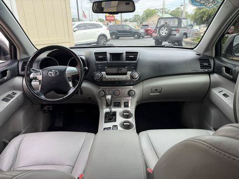Used 2011 Toyota Highlander SE w/ Tow Pkg AWD/4WD image 6