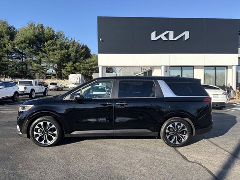 Used 2023 Kia Carnival EX image 2