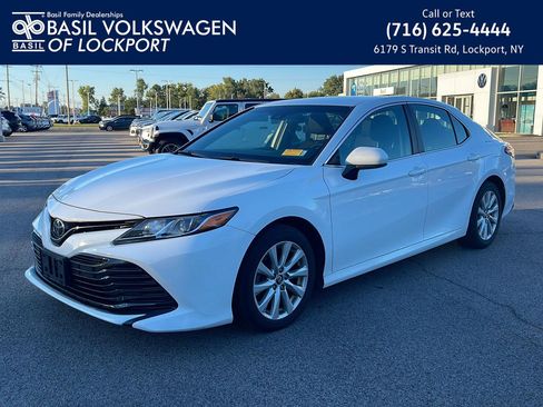 Used 2018 Toyota Camry LE FWD image 1