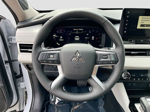 New 2025 Mitsubishi Outlander SE image 11
