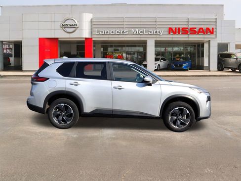 Used 2024 Nissan Rogue SV image 2